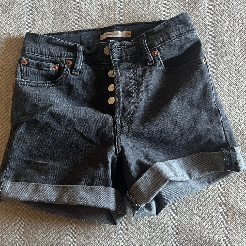 Black Levi’s wedgie shorts, Size 25